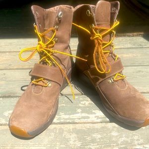 Timberland Wedge Bootie | size 8.5 | brown
